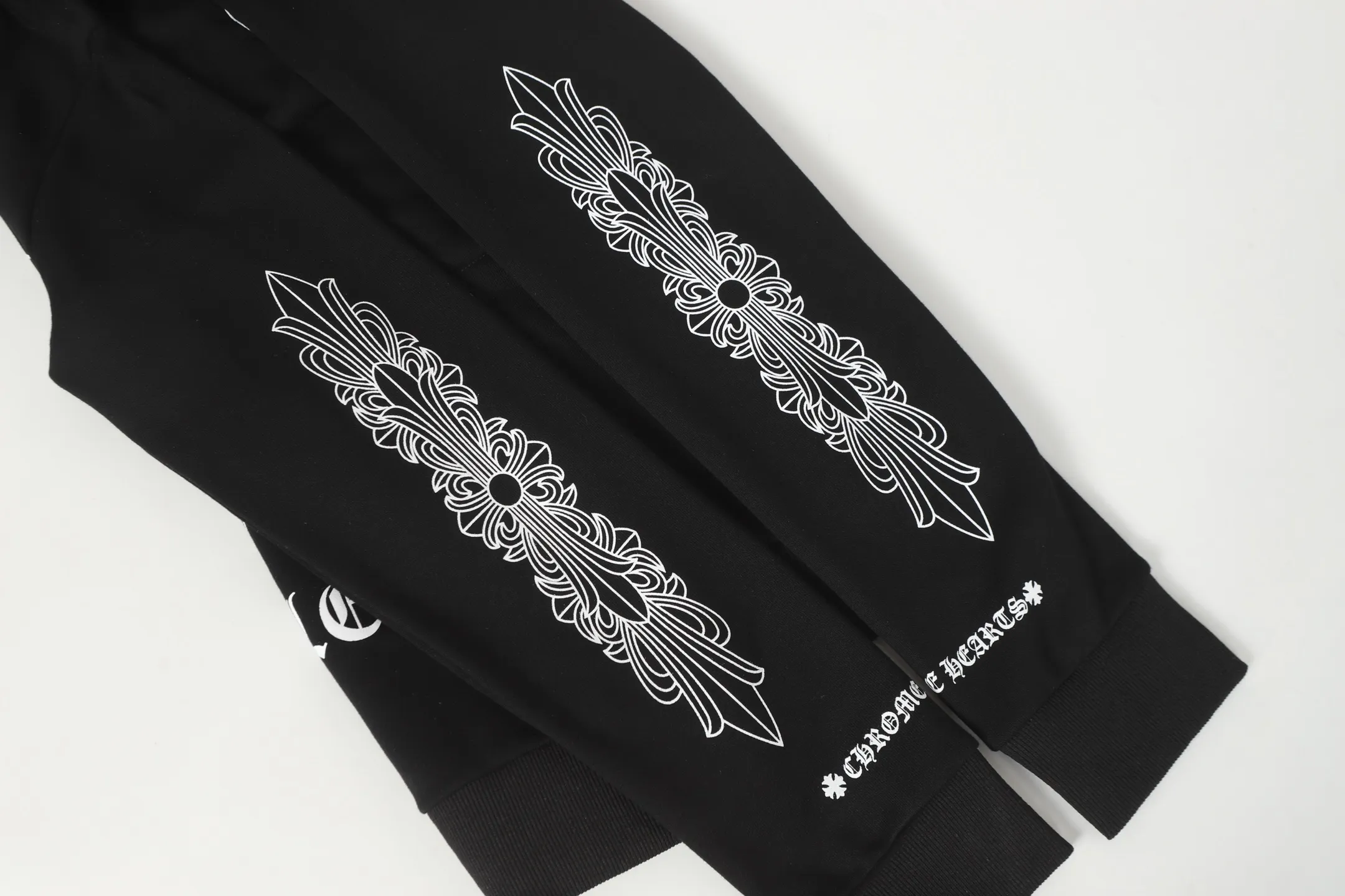P230 Cross-border model, please do not place an order if you are pursuing quality - Chrome Hearts/Chrome Hearts basic horseshoe Sanskrit printed hooded sweatshirt - High weight, high density and high quality. The wool is soft, delicate and skin-friendly. Soft and silky to the touch. Excellent warmth and skin-friendly properties. - Custom-woven and custom-dyed, no color difference. No matter the fabric or workmanship details, it beats the ordinary version on the market. - Hardware zipper accessories are all customized, full of details - Color: black white - Size: S M L XL